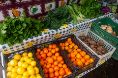 Feira está no estacionamento, junto ao pórtico