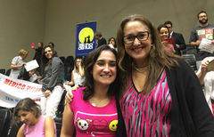 Vereadora Lourdes com o público que acompanhou a votação 
