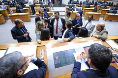 O presidente e os líderes reunidos para definir destaques e blocos de emendas