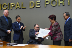 Brum entregou título a Aracy Ledo