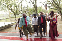 Presidente Márcio Bins ELy recebe a Chama Crioula de cavalarianos do MTG juntamente a vereadores e autoridades e visitam exposição alusiva ao bicentenário do nascimento de Anita Garibaldi.