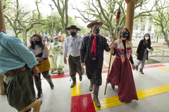 Presidente Márcio Bins ELy recebe a Chama Crioula de cavalarianos do MTG juntamente a vereadores e autoridades e visitam exposição alusiva ao bicentenário do nascimento de Anita Garibaldi.