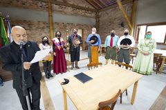 Presidente Márcio Bins ELy recebe a Chama Crioula de cavalarianos do MTG juntamente a vereadores e autoridades e visitam exposição alusiva ao bicentenário do nascimento de Anita Garibaldi.