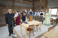 Presidente Márcio Bins ELy recebe a Chama Crioula de cavalarianos do MTG juntamente a vereadores e autoridades e visitam exposição alusiva ao bicentenário do nascimento de Anita Garibaldi.
