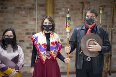 Presidente Márcio Bins ELy recebe a Chama Crioula de cavalarianos do MTG juntamente a vereadores e autoridades e visitam exposição alusiva ao bicentenário do nascimento de Anita Garibaldi.