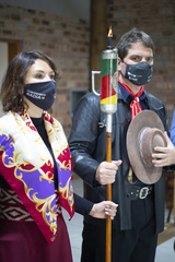 Presidente Márcio Bins ELy recebe a Chama Crioula de cavalarianos do MTG juntamente a vereadores e autoridades e visitam exposição alusiva ao bicentenário do nascimento de Anita Garibaldi.
