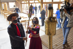 Presidente Márcio Bins ELy recebe a Chama Crioula de cavalarianos do MTG juntamente a vereadores e autoridades e visitam exposição alusiva ao bicentenário do nascimento de Anita Garibaldi.