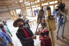 Presidente Márcio Bins ELy recebe a Chama Crioula de cavalarianos do MTG juntamente a vereadores e autoridades e visitam exposição alusiva ao bicentenário do nascimento de Anita Garibaldi.