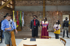 Presidente Márcio Bins ELy recebe a Chama Crioula de cavalarianos do MTG juntamente a vereadores e autoridades e visitam exposição alusiva ao bicentenário do nascimento de Anita Garibaldi.