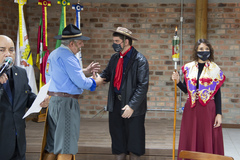 Presidente Márcio Bins ELy recebe a Chama Crioula de cavalarianos do MTG juntamente a vereadores e autoridades e visitam exposição alusiva ao bicentenário do nascimento de Anita Garibaldi.