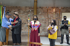 Presidente Márcio Bins ELy recebe a Chama Crioula de cavalarianos do MTG juntamente a vereadores e autoridades e visitam exposição alusiva ao bicentenário do nascimento de Anita Garibaldi.