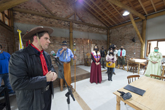 Presidente Márcio Bins ELy recebe a Chama Crioula de cavalarianos do MTG juntamente a vereadores e autoridades e visitam exposição alusiva ao bicentenário do nascimento de Anita Garibaldi.