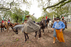 Presidente Márcio Bins ELy recebe a Chama Crioula de cavalarianos do MTG juntamente a vereadores e autoridades e visitam exposição alusiva ao bicentenário do nascimento de Anita Garibaldi.