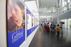 Presidente Márcio Bins ELy recebe a Chama Crioula de cavalarianos do MTG juntamente a vereadores e autoridades e visitam exposição alusiva ao bicentenário do nascimento de Anita Garibaldi.