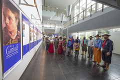 Presidente Márcio Bins ELy recebe a Chama Crioula de cavalarianos do MTG juntamente a vereadores e autoridades e visitam exposição alusiva ao bicentenário do nascimento de Anita Garibaldi.