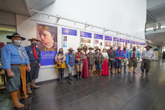 Presidente Márcio Bins ELy recebe a Chama Crioula de cavalarianos do MTG juntamente a vereadores e autoridades e visitam exposição alusiva ao bicentenário do nascimento de Anita Garibaldi.