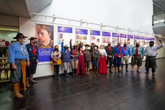 Presidente Márcio Bins ELy recebe a Chama Crioula de cavalarianos do MTG juntamente a vereadores e autoridades e visitam exposição alusiva ao bicentenário do nascimento de Anita Garibaldi.