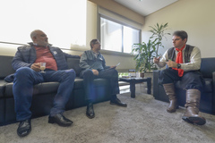 José Valdeci Rodrigues (e) e Roberto Salvo, com Márcio Bins Ely (d)