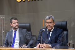 Prefeito Sebastião Melo, acompanhado do secretário Germano Breem (e), explicou projeto de revitalização