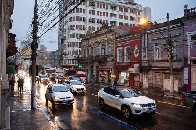 Avenida Independência, Porto Alegre. Centro. Trânsito. Rua. Prédios. Carros. Casas. Cidade. Urbano.