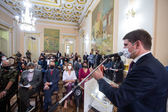 Bins Ely (ao microfone) será o prefeito interino até o dia 6