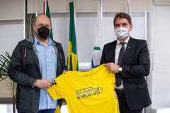 Gustavo Moraes e Bins Ely, com a camiseta da Apae que será comercializada