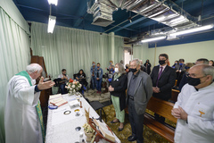 Cerimônia foi celebrada pelo padre Jaime Caspary (e)