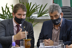 Presidente Márcio Bins Ely e prefeito Sebastião Melo (d), durante ato no Salão Nobre Dilamar Machado
