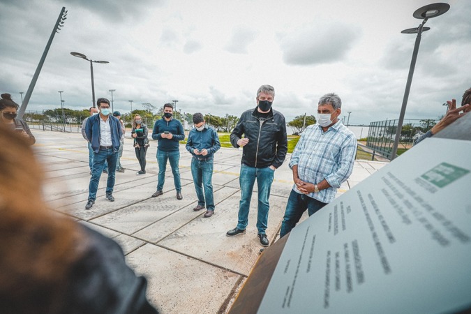 Ramiro Rosário no descerramento da placa em homenagem a Jaime Lerner é instalada no trecho 3 da Orla do Guaíba
