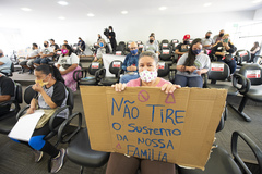 Trabalhadores e trabalhadoras que trabalham com recolhimento de resíduos recicláveis participaram da reunião
