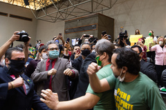 Vereadores discutem com manifestantes na plateia