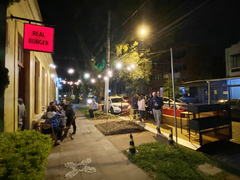 Parklet do Real Fucking Burger é o 30º instalado em Porto Alegre. Foto: OAJ