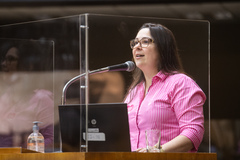 Vereadora Psicóloga Tanise Sabino na tribuna