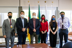 Bins Ely (2º da esq. para dir) recebeu representantes da Prefeitura