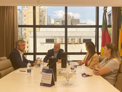 O presidente da CDL Caxias, Renato S. Corso, ao lado de Rita Bertussi e Driele de Lima, encaminhou importantes demandas do setor empresarial caxiense para Ramiro. Foto: OAJ