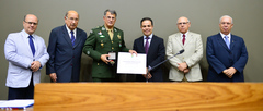 Os vereadores Pujol e Sabino entregaram o diploma e a Medalha da Cidade ao oficial