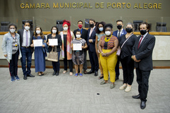Representantes do Conselho e vereadores após a cerimônia no Plenário Otávio Rocha