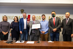 Camargo exibe o título de Cidadão concedido a ele na tarde desta terça