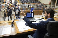 Vereador Felipe Camozzato (em destaque) presidiu a reunião conjunta das comissões
