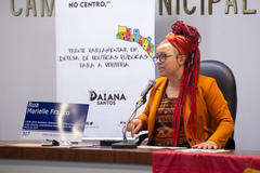 Vereadora Daiana Santos (c) presidiu a reunião