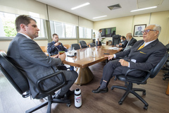 Presidente Márcio Bins Ely recebe visita do Sr. Luiz Coronel para tratar de exposição