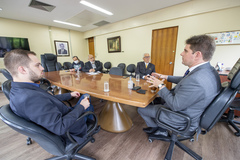 Presidente Márcio Bins Ely recebe visita do Sr. Luiz Coronel para tratar de exposição