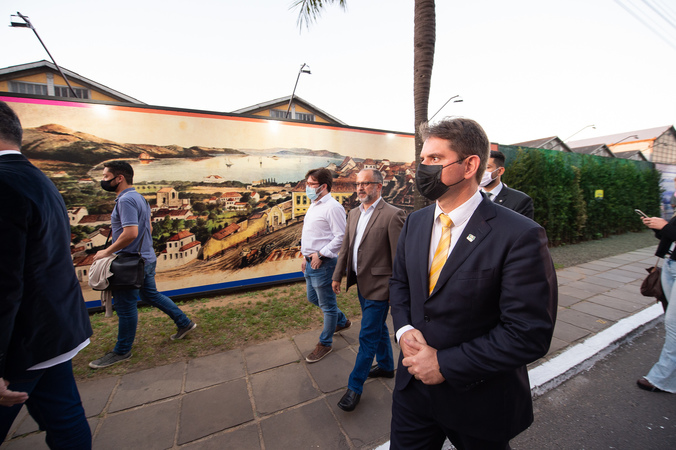Presidente Márcio Bins Ely participa do lançamento oficial do novo Muro da Mauá.