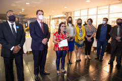 Presidente participa da abertura da exposição de fotografias "Margaridas", promovida pela Procuradoria Especial da Mulher. Ao microfone, vereadora Claudia Araújo