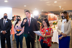 Bins Ely, Cláudia Araújo e Nadine Anflor na abertura da exposição nesta segunda-feira 