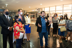 Presidente participa da abertura da exposição de fotografias "Margaridas", promovida pela Procuradoria Especial da Mulher. AO microfone, o fotógrafo Léo Contursi