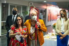 Presidente participa da abertura da exposição de fotografias "Margaridas", promovida pela Procuradoria Especial da Mulher. Ao microfone, vereadora Daiana Santos