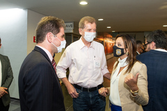 Presidente participa da abertura da exposição de fotografias "Margaridas", promovida pela Procuradoria Especial da Mulher. Na foto, o presidente Márcio Bins Ely com o ex-prefeito José Fortunati e a chefe da Polícia Civil, Nadine Anflor