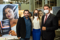 Presidente participa da abertura da exposição de fotografias "Margaridas", promovida pela Procuradoria Especial da Mulher. Na foto, o presidente Márcio Bins Ely com a chefe da Polícia Civil, Nadine Anflor, e o fotógrafo Léo Contursi