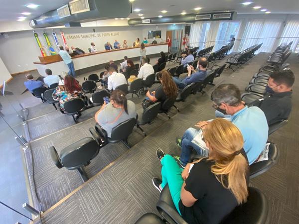 Público presente na reunião com a CEEE Equatorial no Plenário Ana Terra. Foto: OAJ